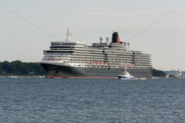 Kiel  Deutschland  Kreuzfahrtschiff Queen Elizabeth beim Auslaufen aus der Kieler Foerde
