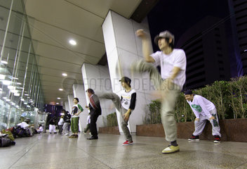 Tokio  Japan  Jugendliche tanzen auf der Strasse