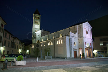 Tirano  Italien  die Stadtkirche S. Martino bei Nacht