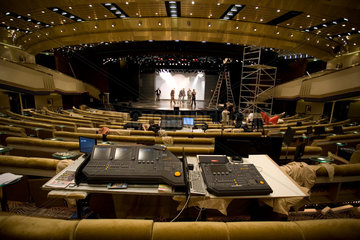 Bremerhaven  Deutschland  Theatersaal des Kreuzfahrtschiffes - Mein Schiff