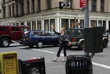 New York City  USA  Frau winkt nach einem Taxi