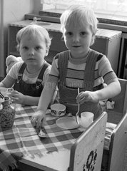 Berlin  DDR  Kleinkinder sitzen im Kindergarten zum Essen an einem Tisch