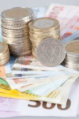 Berlin  Deutschland  Euroscheine  Euromuenzen und ehemalige 100-Lire-Muenze