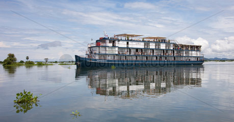 Phnom Penh  Kambodscha  Flussschiff Jayavarman auf dem Tonle Sap