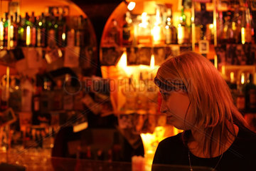 Posen  Polen  Barkeeperin einer Bar in einer Kneipe