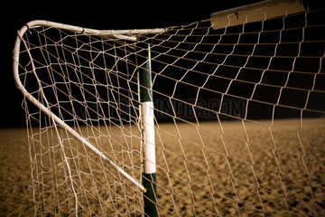 Sanlucar de Barrameda  Spanien  ein Fussballtor am Strand bei Nacht