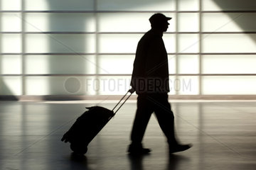Berlin  Deutschland  Silhouette eines Rentners mit Einkaufstrolley