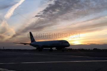 London  Grossbritannien  Flugzeug auf einem Rollfeld des Flughafen Heathrow