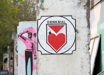 Berlin  Deutschland  Mauersegmente mit Graffiti in der Koepenicker Str. in Berlin-Mitte