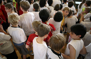 Berlin  Deutschland  Kinder in einer Turnhalle