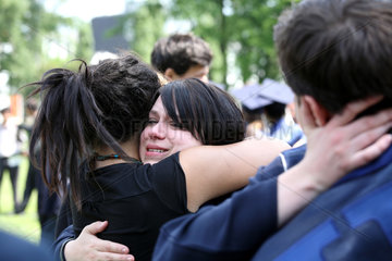 Bremen  Deutschland  Absolventen umarmen sich nach ihrer Abschlussfeier