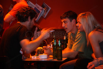 Berlin  Deutschland  Freunde sitzen abends zusammen in einer Bar
