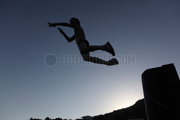 Alicudi  Italien  Silhouette  Kind macht einen Luftsprung