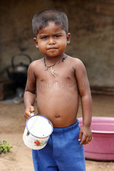 Vakaneri  Sri Lanka  kleiner Junge im Fluechtlingslager
