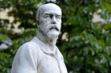 Berlin  Deutschland  Denkmal des Medizin-Nobelpreistraegers Robert Koch