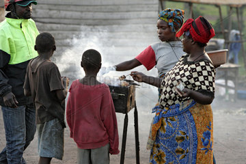 Kibati  Demokratische Republik Kongo  Frauen grillen Fleisch