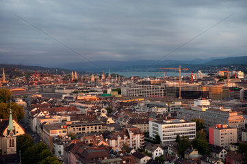 Zuerich  Schweiz  Blick ueber die Altstadt in der Abendsonne