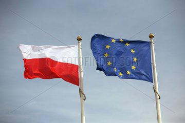 Warschau  Polen  die polnische und europaeische Flagge