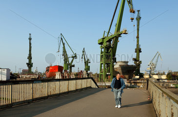 Danzig  Polen  Fussgaengerbruecke bei der Danziger Werft
