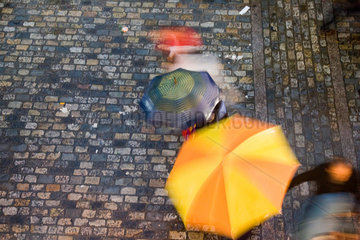 Sevilla  Spanien  Menschen unter Regenschirmen