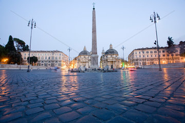 Rom  Italien  Piazza del Popolo mit dem Obeslisk im Abendlicht