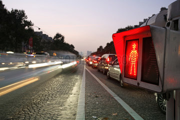 Paris  rote Fussgaengerampel auf dem Champs Elysees