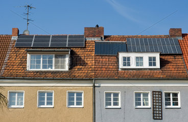 Berlin  Deutschland  Daecher in der Gartenstadt Neu-Tempelhof mit Solaranlagen