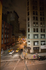 New York City  Broadway  Ecke 27th Street in der Nacht