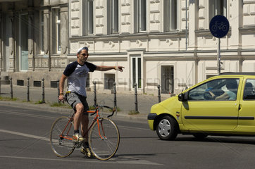 Berlin  Deutschland  Fahrradfahrer auf einem Rennrad im Berliner Stadtverkehr
