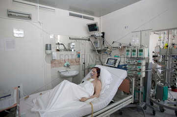 Sofia  Bulgarien  eine Patentin liegt auf der Intensivstation eines Krankenhauses