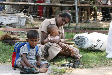 Batticaloa  Sri Lanka  Mutter mit Kind auf dem Arm