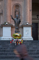 Warschau  Polen  Statue von Papst Johannes Paul II. vor der Allerheiligenkirche