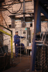 Posen  Polen  Arbeiter in einer Fabrikhalle