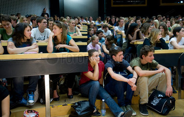 Zuerich  Schweiz  Studenten waehrend der Vorlesung