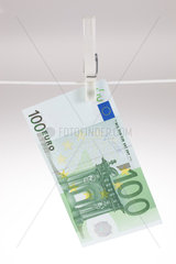 Berlin  Deutschland  100 Euro-Schein an einer Waescheleine