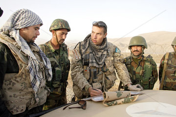 Feyzabd  Afghanistan  ISAF Soldat bei einer Lagebesprechung