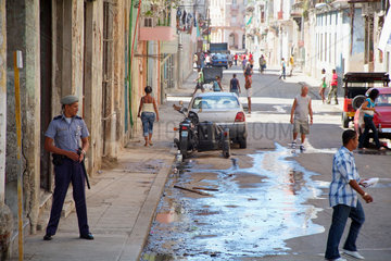 Havanna  Kuba  ein Polizist ueberwacht eine Strasse in Centro Habana