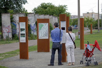 Berlin  Deutschland  Besucher auf dem Gelaende der Gedenkstaette Berliner Mauer