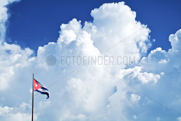 Havanna  Kuba  kubanische Nationalflagge vor Wolkenhimmel