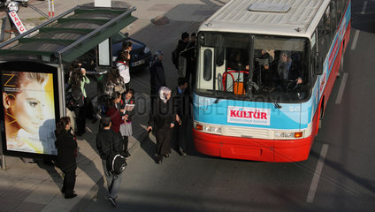 Istanbul  Tuerkei  eine Bushaltestelle im Stadtteil Bayrampasa