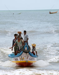Alikuppam  Indien  ein zurueckkommendes Fischerboot