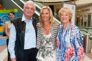 Berlin  Deutschland  Schauspielerin Jessica Stockmann mit ihren Eltern