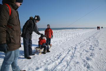 Damp  Deutschland  eine junge Familie auf der verschneitem Uferpromenade
