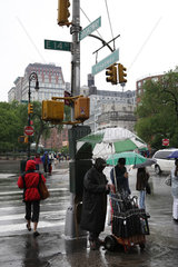 New York City  USA  Regenschirmverkaeufer am Broadway
