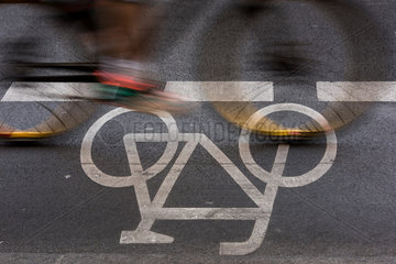 Berlin  Deutschland  ein Radfahrer auf dem Schutzstreifen