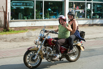 Freyhan  Polen  ein Paar auf einem Motorrad