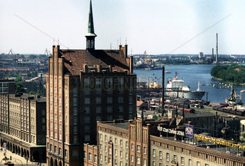 Rostock  DDR  Blick auf den Ueberseehafen Rostock an der Unterwarnow