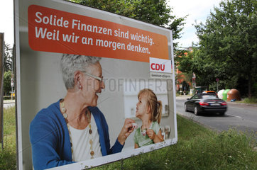 Berlin  Deutschland  Wahlplakat der CDU zur Bundestagswahl am Strassenrand
