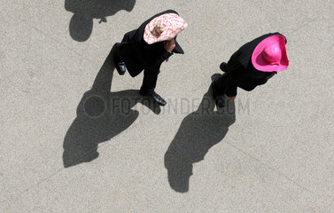 Ascot  Grossbritannien  Vogelperspektive  Maenner tragen Damenhuete beim Pferderennen