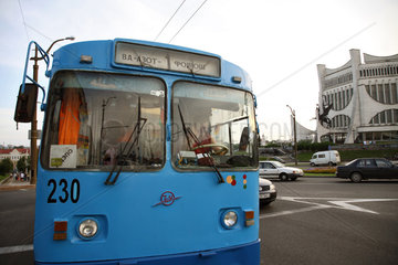 Grodno  Weissrussland  ein Trolleybus in der Stadtmitte